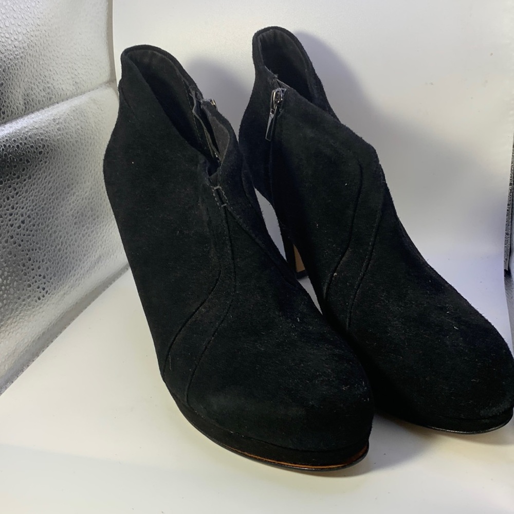 Clarks NWOT heeled black suede booties sized 20